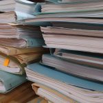 書類の山のイメージ画像