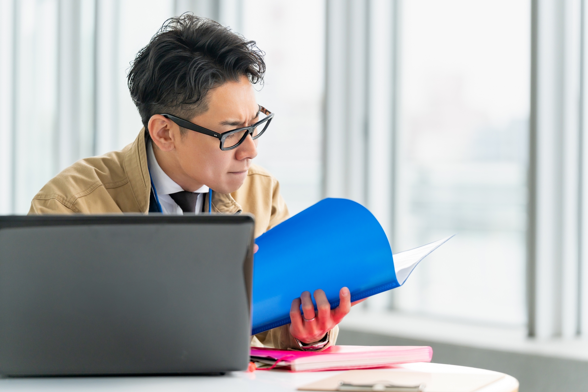 入札で悩んでいるイメージ画像